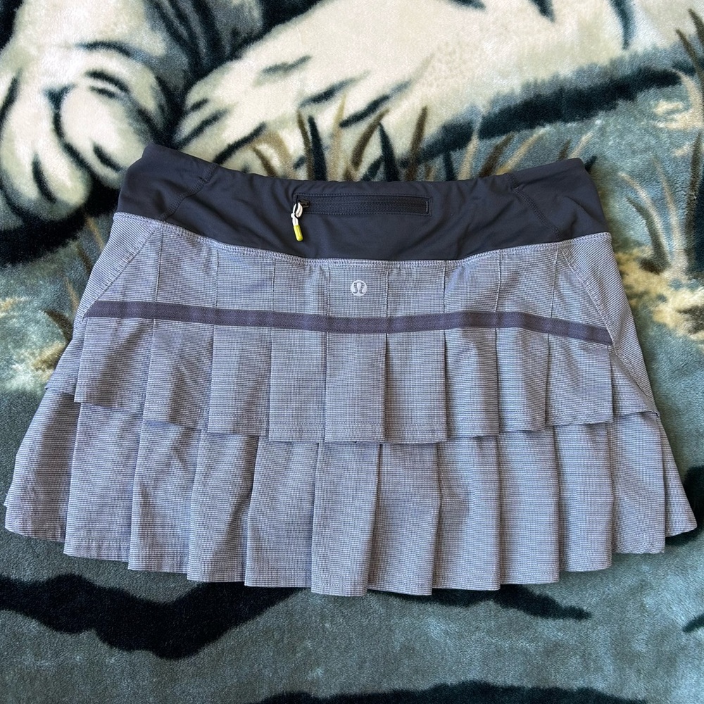 -Lululemon Run Pacesetter Gray Skirt
-Size 6